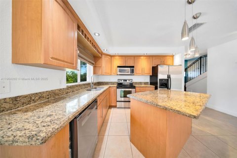Снять в аренду таунхаус в Майами, Флорида 3 спальни, 125.05м2, № 1954862 - фото 9