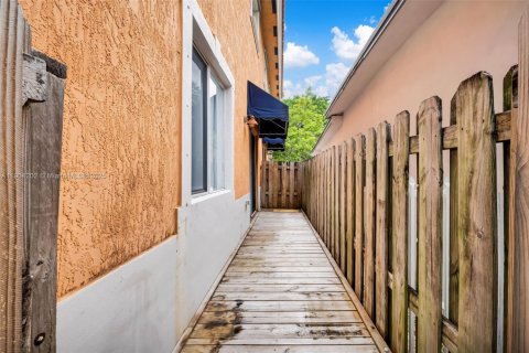 Снять в аренду таунхаус в Майами, Флорида 3 спальни, 125.05м2, № 1954862 - фото 5