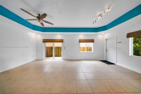 Снять в аренду таунхаус в Майами, Флорида 3 спальни, 125.05м2, № 1954862 - фото 7