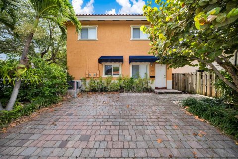 Снять в аренду таунхаус в Майами, Флорида 3 спальни, 125.05м2, № 1954862 - фото 1