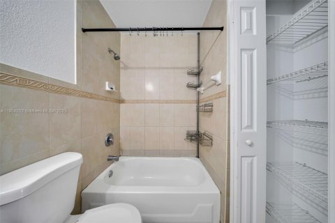 Снять в аренду таунхаус в Майами, Флорида 3 спальни, 125.05м2, № 1954862 - фото 21