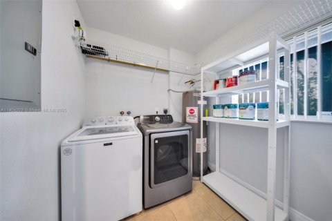 Снять в аренду таунхаус в Майами, Флорида 3 спальни, 125.05м2, № 1954862 - фото 17