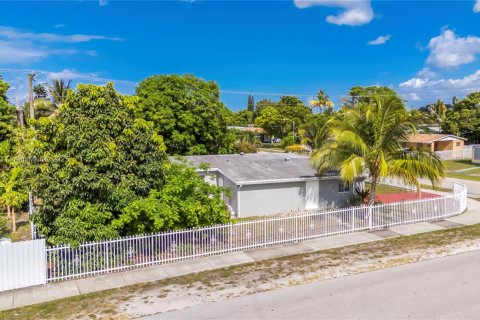 Villa ou maison à louer à Miami Gardens, Floride: 1 chambre, 37.16 m2 № 1802741 - photo 2