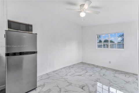 Villa ou maison à louer à Miami Gardens, Floride: 1 chambre, 37.16 m2 № 1802741 - photo 6