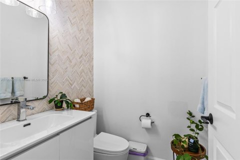 House in Miramar, Florida 5 bedrooms, 296.17 sq.m. № 1963022 - photo 28