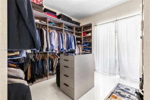 House in Miramar, Florida 5 bedrooms, 296.17 sq.m. № 1963022 - photo 4