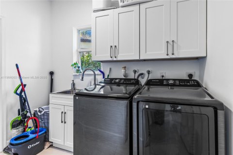 House in Miramar, Florida 5 bedrooms, 296.17 sq.m. № 1963022 - photo 27