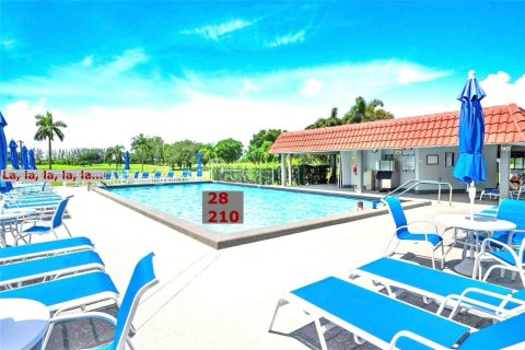 Condo in Pembroke Pines, Florida, 2 bedrooms  № 1811572 - photo 4