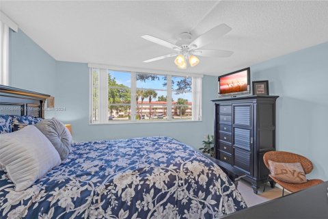 Condo in Pembroke Pines, Florida, 2 bedrooms  № 1811572 - photo 16