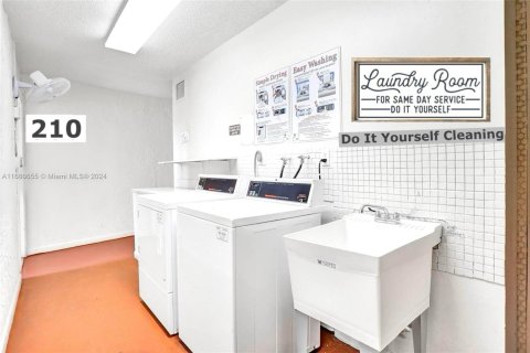 Condo in Pembroke Pines, Florida, 2 bedrooms  № 1811572 - photo 25