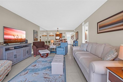 Condo in Pembroke Pines, Florida, 2 bedrooms  № 1811572 - photo 13
