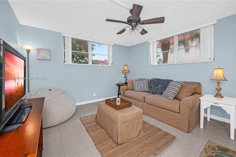 Condo in Pembroke Pines, Florida, 2 bedrooms  № 1811572 - photo 18