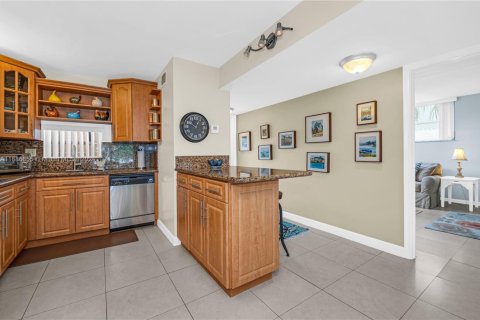 Condo in Pembroke Pines, Florida, 2 bedrooms  № 1811572 - photo 9
