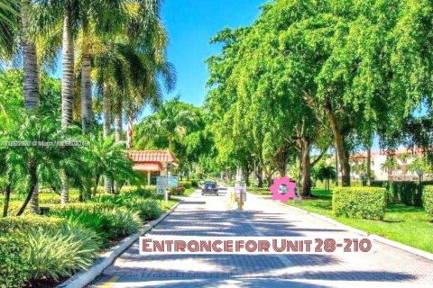 Condo in Pembroke Pines, Florida, 2 bedrooms  № 1811572 - photo 6