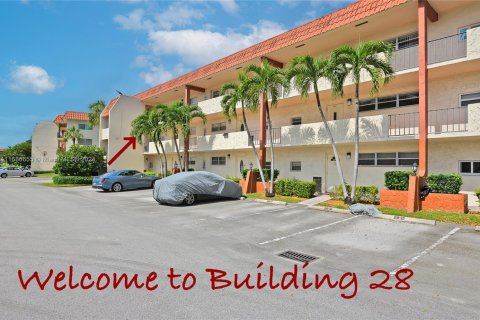 Condo in Pembroke Pines, Florida, 2 bedrooms  № 1811572 - photo 7
