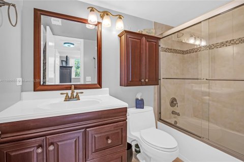 Condo in Pembroke Pines, Florida, 2 bedrooms  № 1811572 - photo 14