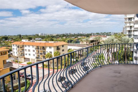 Condo in Surfside, Florida, 2 bedrooms № 2082071 - photo 4