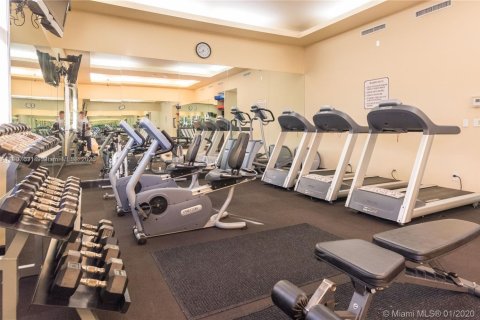 Condo in Surfside, Florida, 2 bedrooms № 2082071 - photo 21