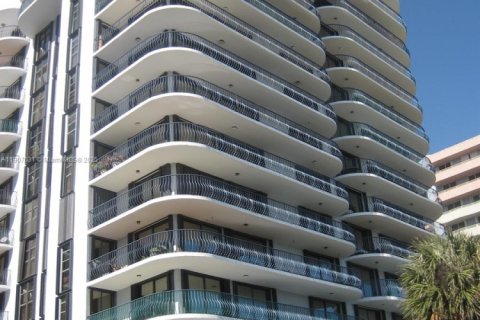 Condo in Surfside, Florida, 2 bedrooms № 2082071 - photo 15
