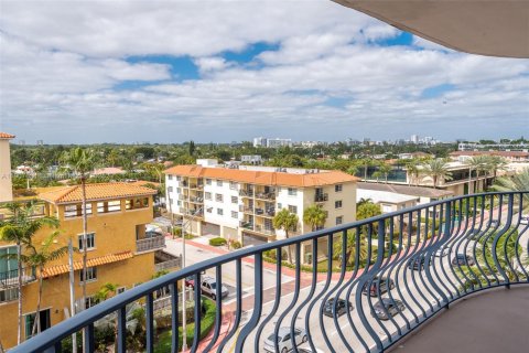 Condo in Surfside, Florida, 2 bedrooms № 2082071 - photo 11