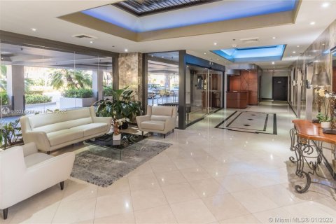 Condo in Surfside, Florida, 2 bedrooms № 2082071 - photo 17