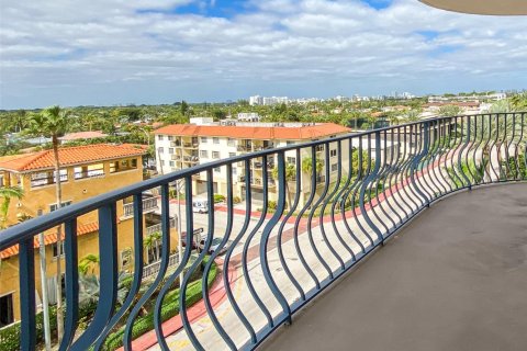 Condo in Surfside, Florida, 2 bedrooms  № 2082071