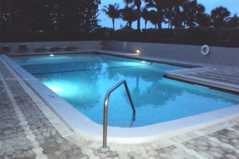 Condo in Surfside, Florida, 2 bedrooms № 2082071 - photo 24