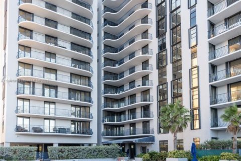 Condo in Surfside, Florida, 2 bedrooms № 2082071 - photo 18