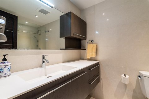 Condo in Surfside, Florida, 2 bedrooms № 2082071 - photo 9