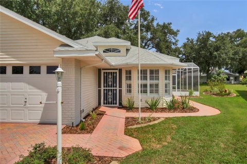 House in Leesburg, Florida 3 bedrooms, 164.99 sq.m. № 2273061