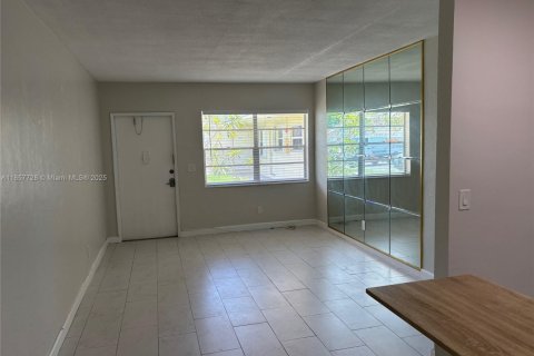 Condominio en alquiler en Hollywood, Florida, 1 dormitorio, 44.59 m2 № 1957664 - foto 3