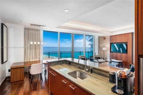 Condominio en alquiler en Bal Harbour, Florida, 1 dormitorio, 106.56 m2 № 2076835 - foto 9