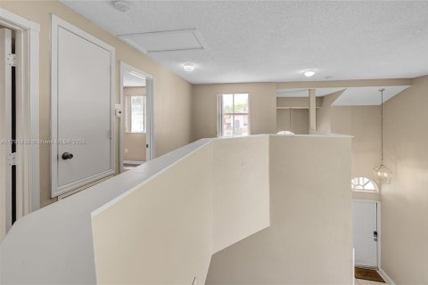 House in Pembroke Pines, Florida 4 bedrooms, 194.35 sq.m. № 1695708 - photo 6