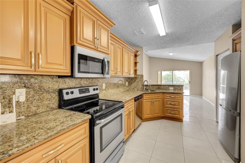 House in Pembroke Pines, Florida 4 bedrooms, 194.35 sq.m. № 1695708 - photo 17