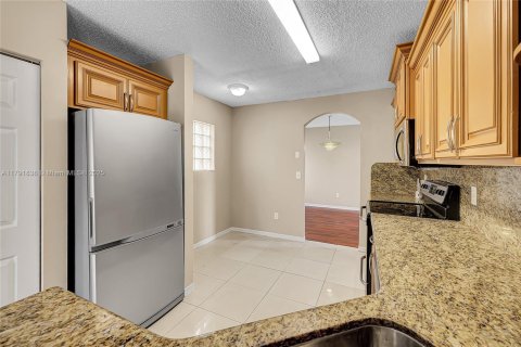 House in Pembroke Pines, Florida 4 bedrooms, 194.35 sq.m. № 1695708 - photo 19