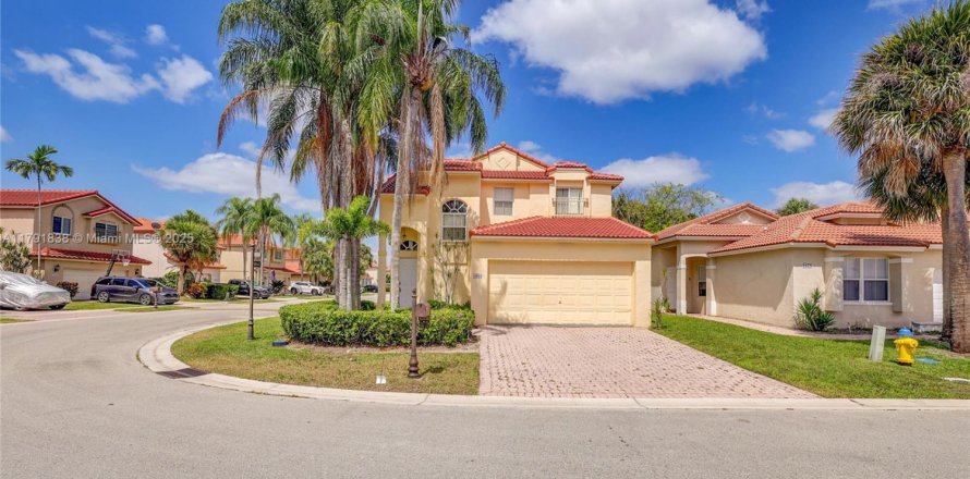 House in Pembroke Pines, Florida 4 bedrooms, 194.35 sq.m. № 1695708