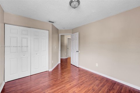House in Pembroke Pines, Florida 4 bedrooms, 194.35 sq.m. № 1695708 - photo 9