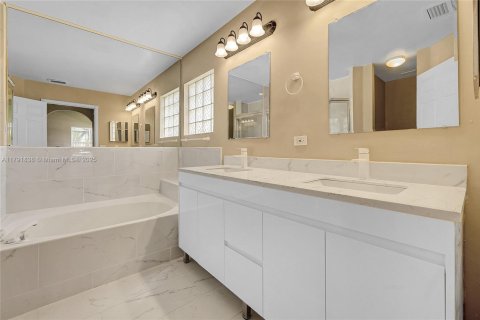 House in Pembroke Pines, Florida 4 bedrooms, 194.35 sq.m. № 1695708 - photo 27