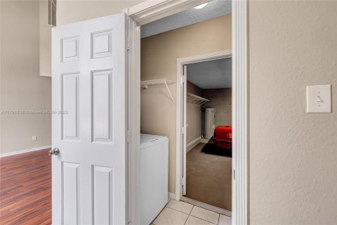 House in Pembroke Pines, Florida 4 bedrooms, 194.35 sq.m. № 1695708 - photo 3
