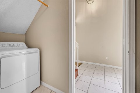House in Pembroke Pines, Florida 4 bedrooms, 194.35 sq.m. № 1695708 - photo 4