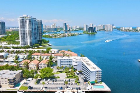 Copropriété à louer à North Miami Beach, Floride: 2 chambres, 100.8 m2 № 1974153 - photo 6