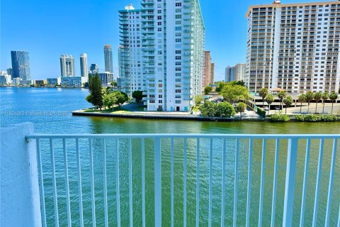 Copropriété à louer à North Miami Beach, Floride: 2 chambres, 100.8 m2 № 1974153 - photo 17