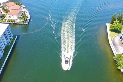 Copropriété à louer à North Miami Beach, Floride: 2 chambres, 100.8 m2 № 1974153 - photo 7