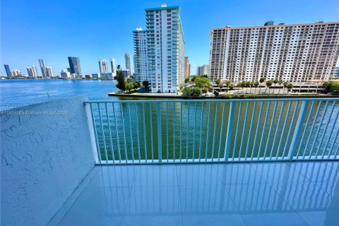 Copropriété à louer à North Miami Beach, Floride: 2 chambres, 100.8 m2 № 1974153 - photo 18