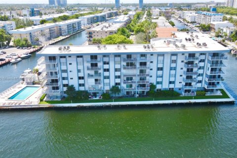 Copropriété à louer à North Miami Beach, Floride: 2 chambres, 100.8 m2 № 1974153 - photo 4