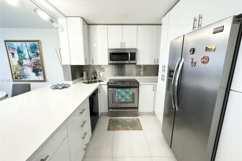 Copropriété à louer à North Miami Beach, Floride: 2 chambres, 100.8 m2 № 1974153 - photo 11