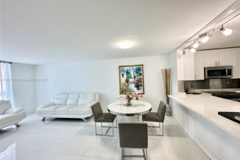 Copropriété à louer à North Miami Beach, Floride: 2 chambres, 100.8 m2 № 1974153 - photo 25