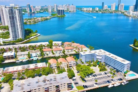 Copropriété à louer à North Miami Beach, Floride: 2 chambres, 100.8 m2 № 1974153 - photo 5