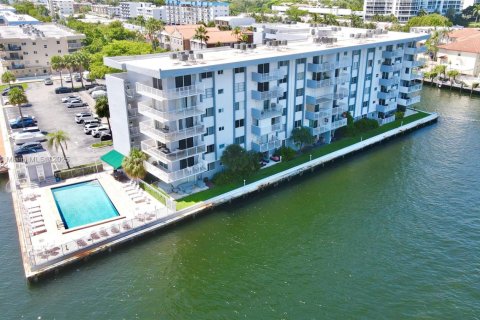 Copropriété à louer à North Miami Beach, Floride: 2 chambres, 100.8 m2 № 1974153 - photo 3