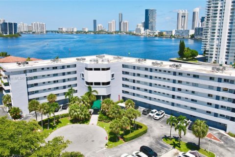 Copropriété à louer à North Miami Beach, Floride: 2 chambres, 100.8 m2 № 1974153 - photo 1